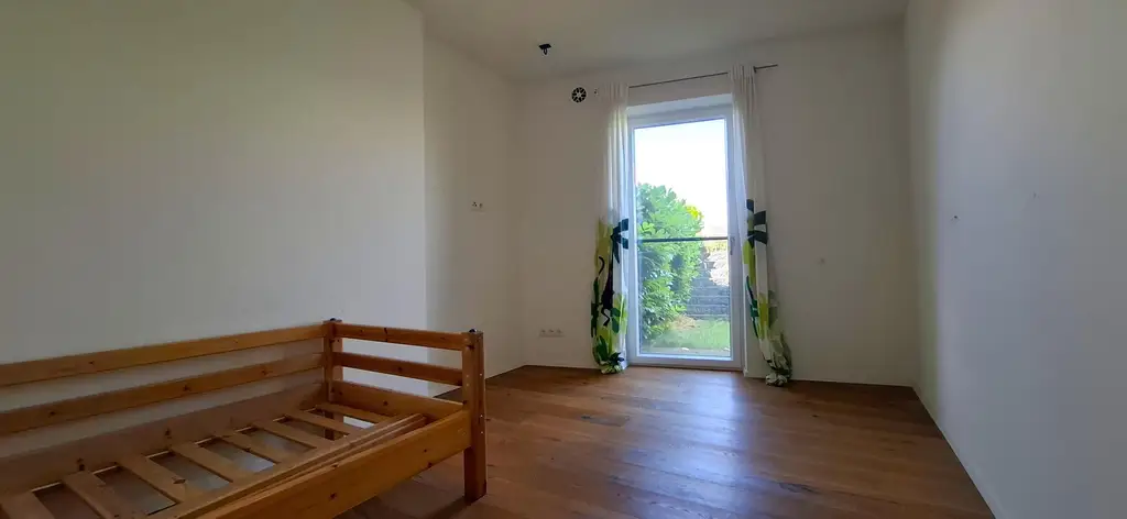 Neuwertige Familienwohnung mit Reihenhauscharakter