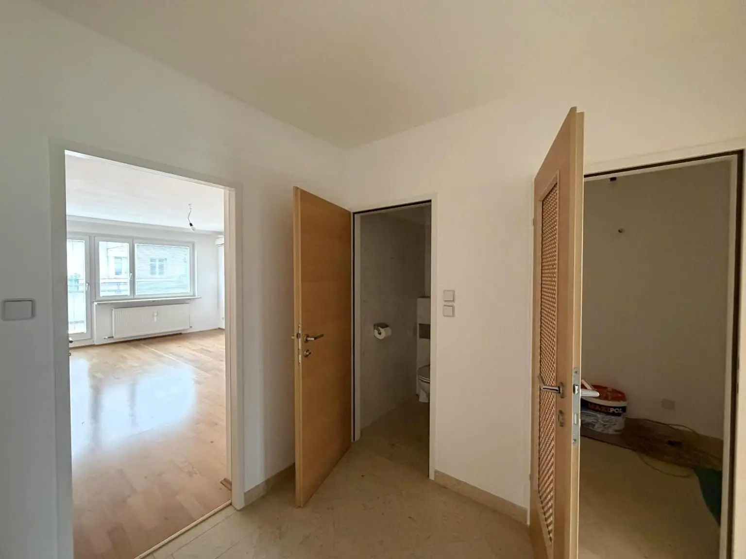 Blick ins Abstell, WC und Schlafzimmer 3 von 4