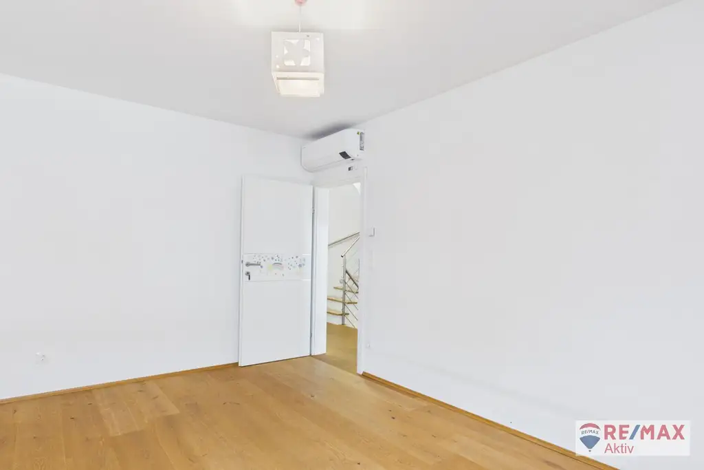 Modernes Reihenhaus mit Dachterrasse, Garten & PV-Anlage