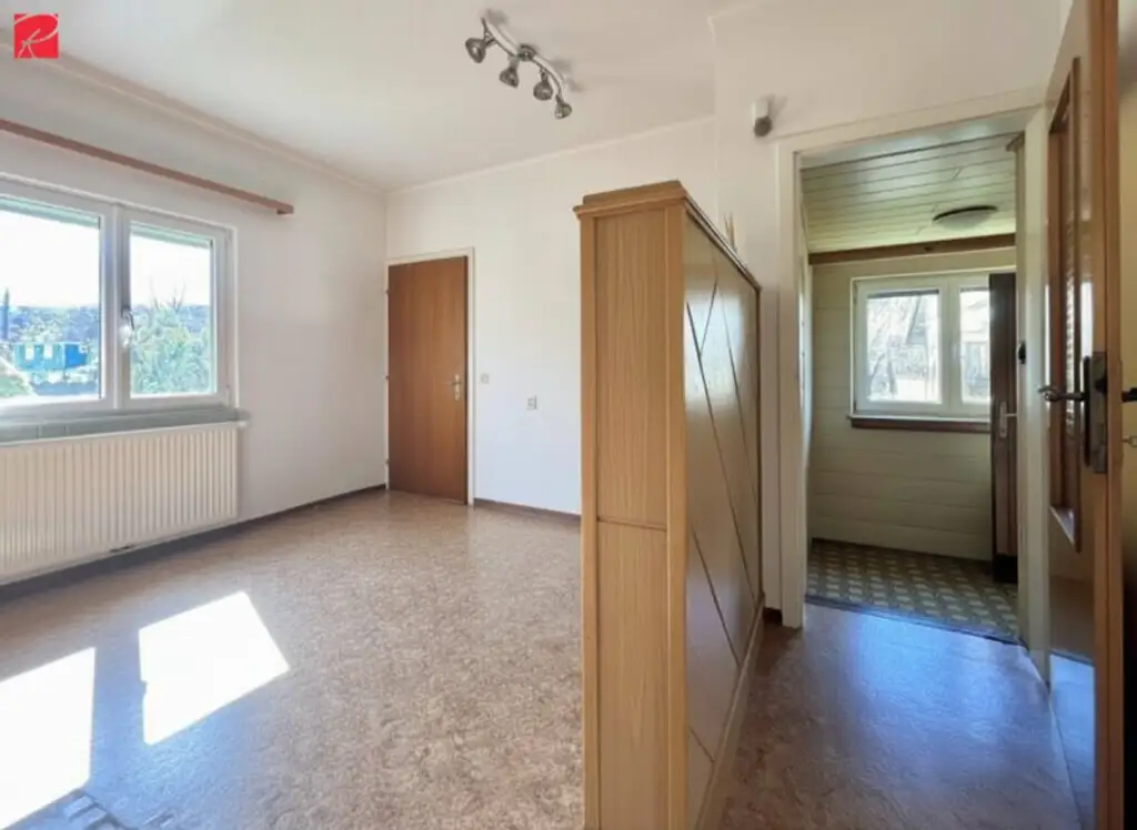 Einfamilienhaus: Großer Garten, Tiefgarage & zwei Carports!