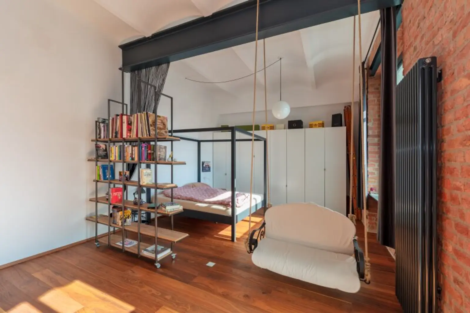 Stilvolle Loft-Wohnung mit Westbalkon & Premiumausstattung in historischem Fabriksgebäude