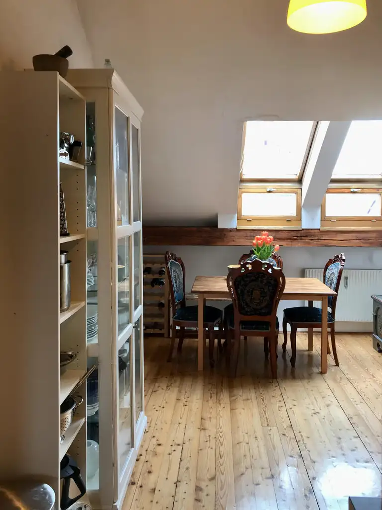 Charmante 3-Zimmer-Dachgeschosswohnung mit Lift am Opernring – Urbanes Wohnen im Herzen von Graz