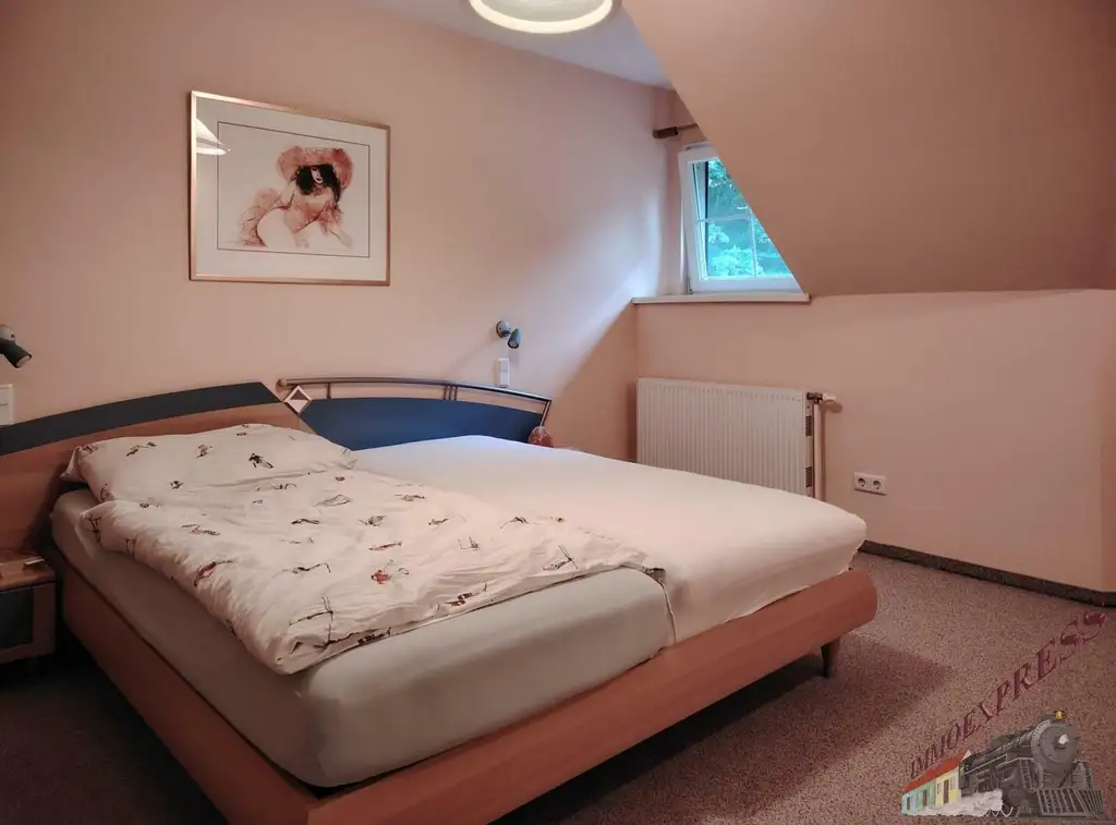 Tolle Villa mit neuer PV-Anlage bietet viel Platz und ruhige, grüne Umgebung – 38 min zur Stadtgrenze Wien!