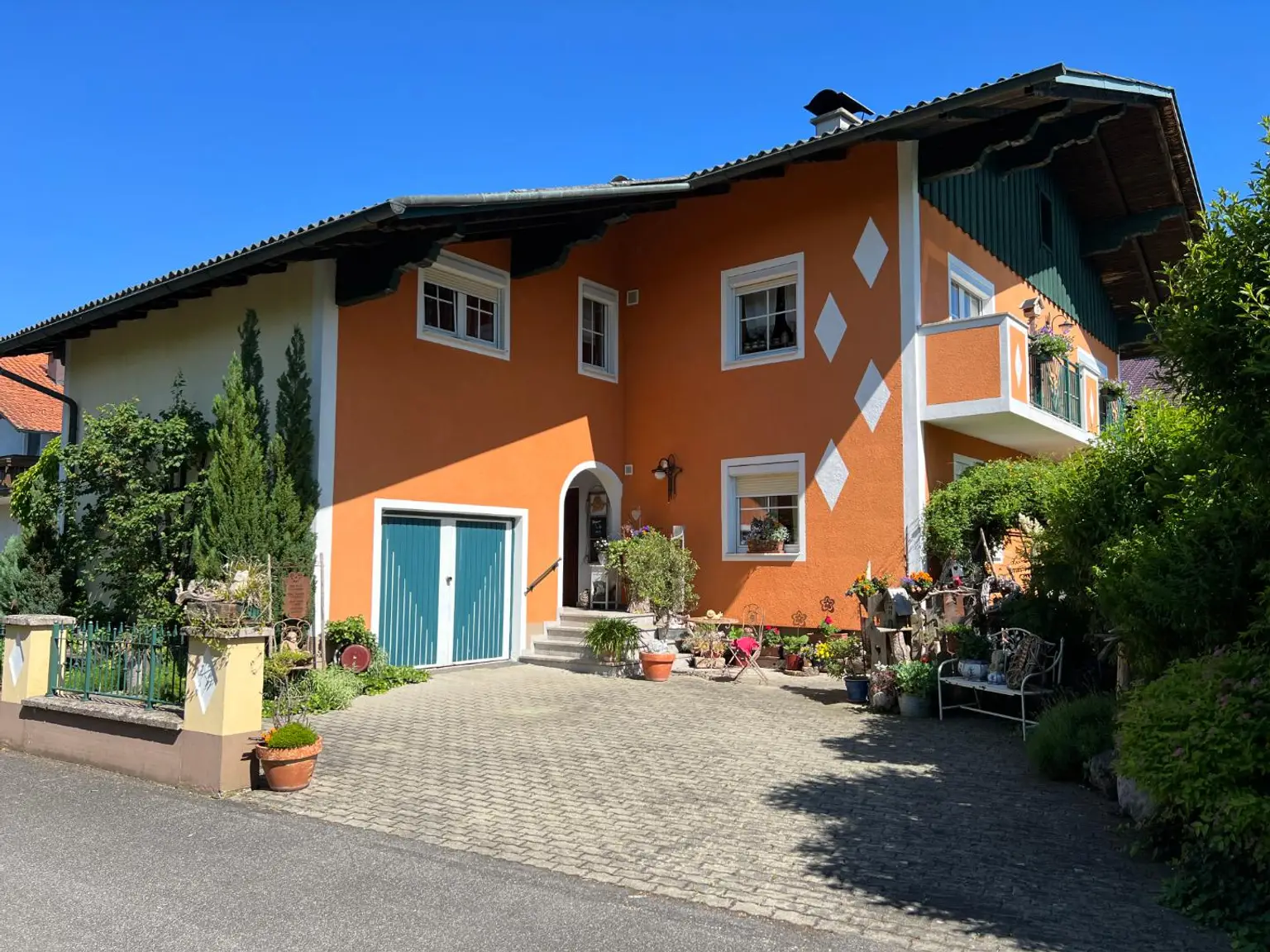 Charmantes Zweifamilienhaus mit idyllischem Naturpool