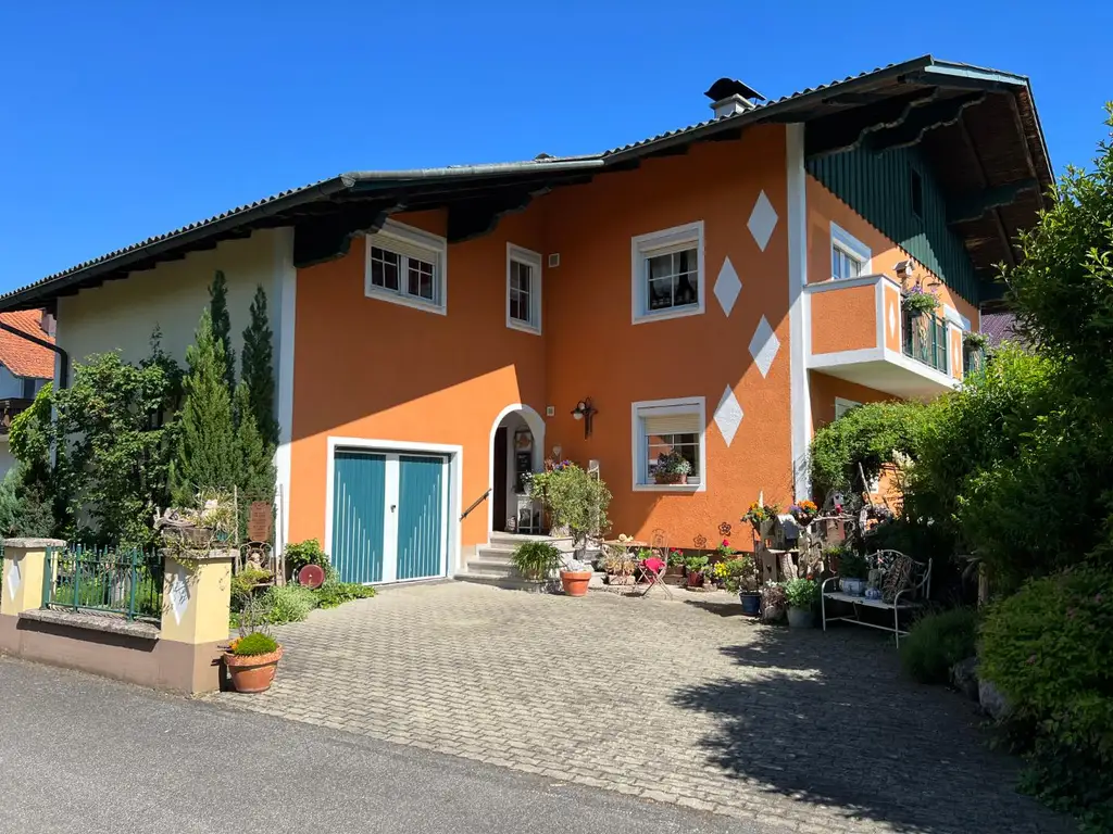 Charmantes Zweifamilienhaus mit idyllischem Naturpool