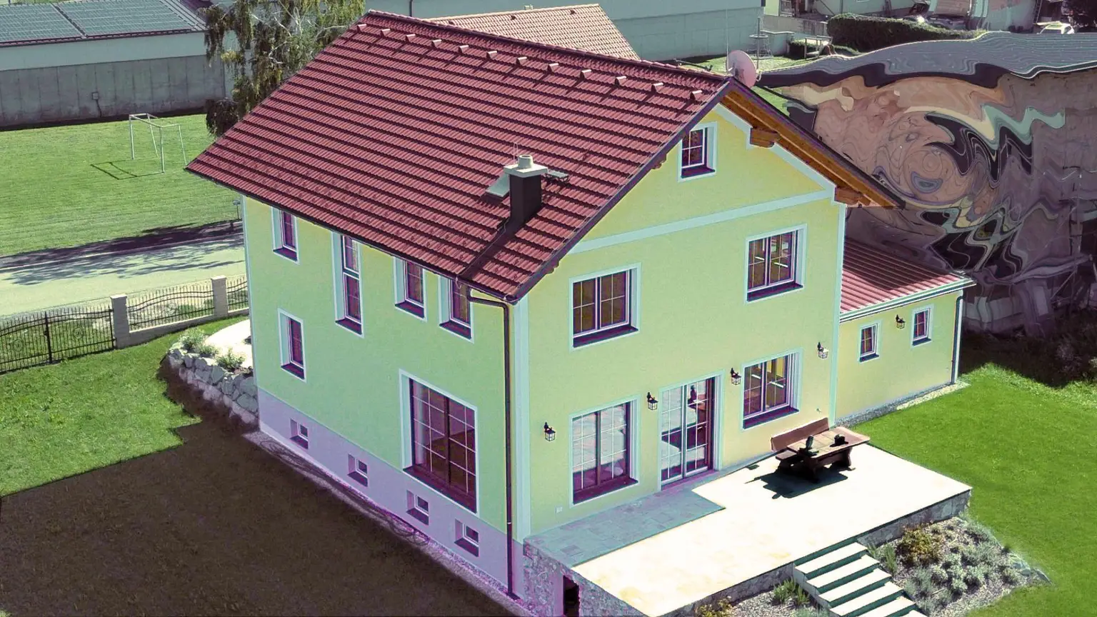 NEUES NIEDRIGENERGIEHAUS MIT GROSSEM GRUNDSTÜCK