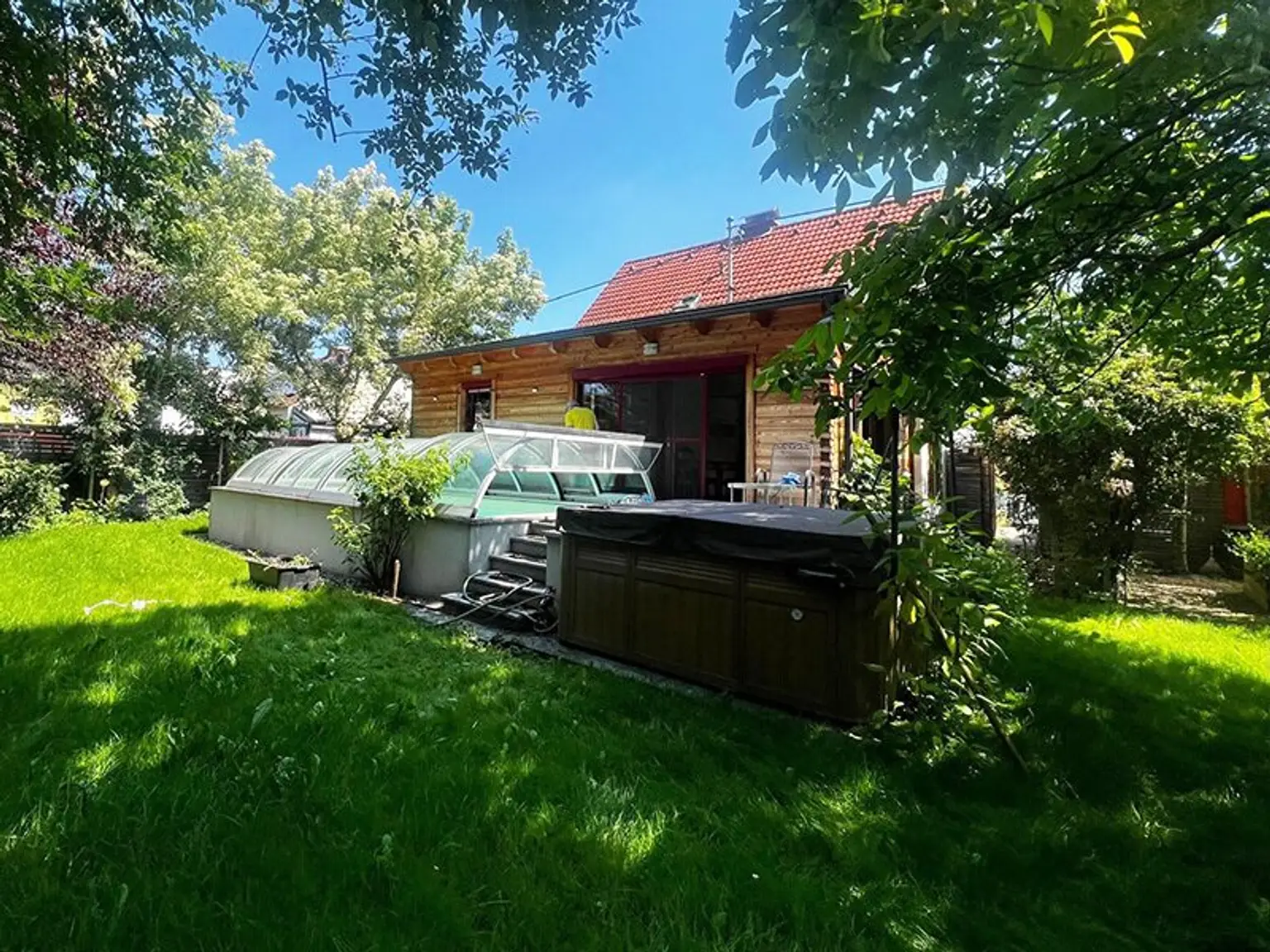 Von der Straße uneinsehbare Gartenidylle