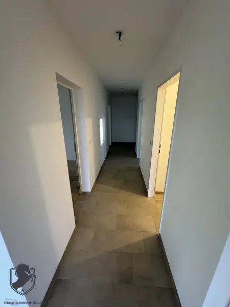 Moderne 3-Zimmer-Wohnung im 1. Stock – Neubau mit Balkon & 2 Parkplätzen