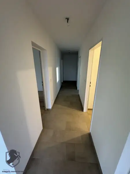 Moderne 3-Zimmer-Wohnung im 1. Stock – Neubau mit Balkon & 2 Parkplätzen