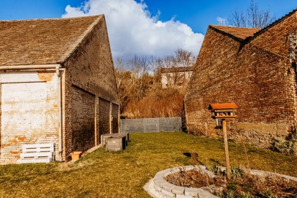 Verträumtes Bauernhaus neu adaptiert (2013) mit Toreinfahrt, Pool, Stadel und Schuppen