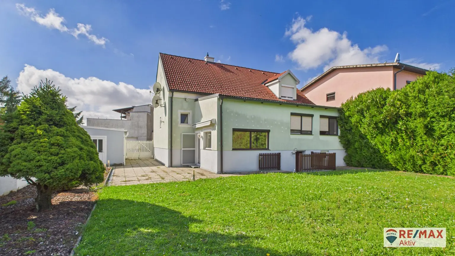 Großzügiges Ein- bzw. Zweifamilienhaus mit großem Garten und Garage