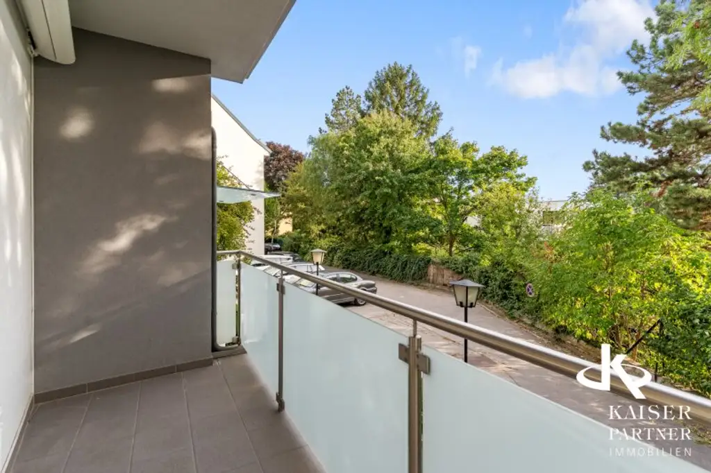 Neurenovierte 6-Zimmer-Wohnung mit  Terrasse in den Garten, Balkonen und Grünblick!