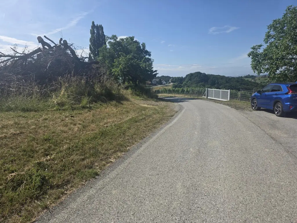 Baugrund + Freiland (Weingarten) in Aussichtslage!