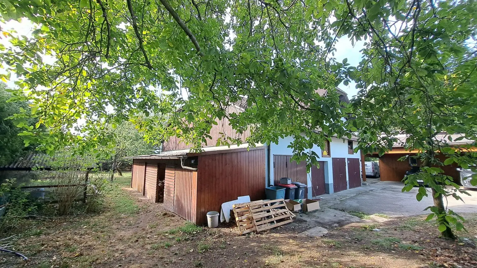Zubau und Holzschuppen
