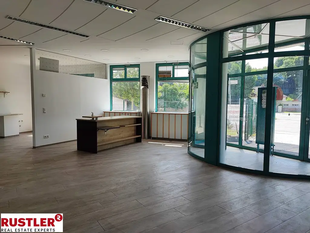 Präsenz an der Hauptstraße – großzügiges Geschäftslokal auf zwei Ebenen