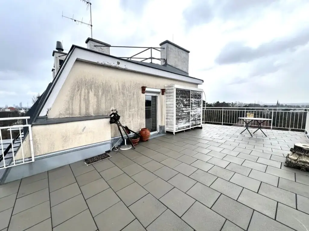 Charmante sanierungsbedürftige Dachgeschosswohnung in bester Lage direkt beim Türkenschanzpark (!)