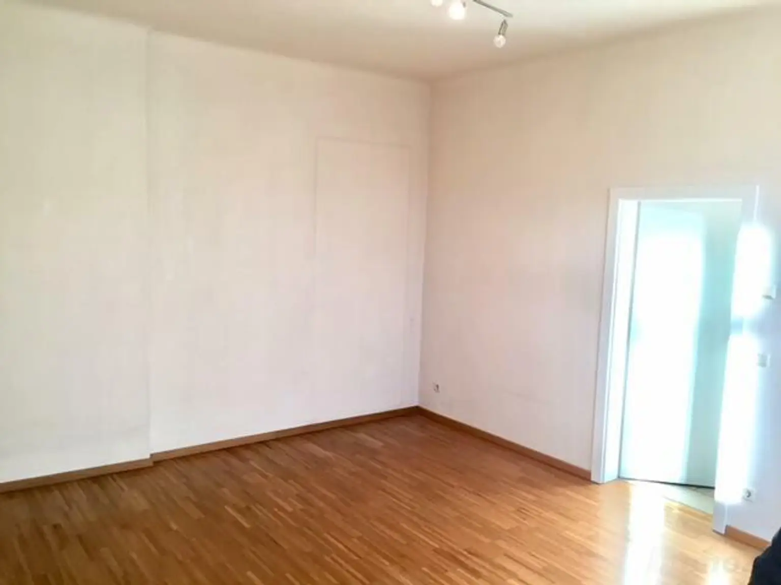 Sonnige, gepflegte Garconniere - Nähe FH, 3. OG ohne Lift - ab sofort