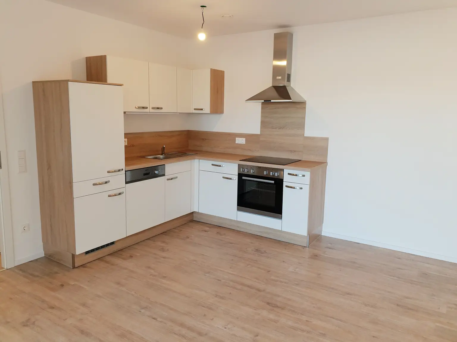 Neuwertige 3 Zimmer Wohnung mit Balkon + 2 Parkplätzen!!