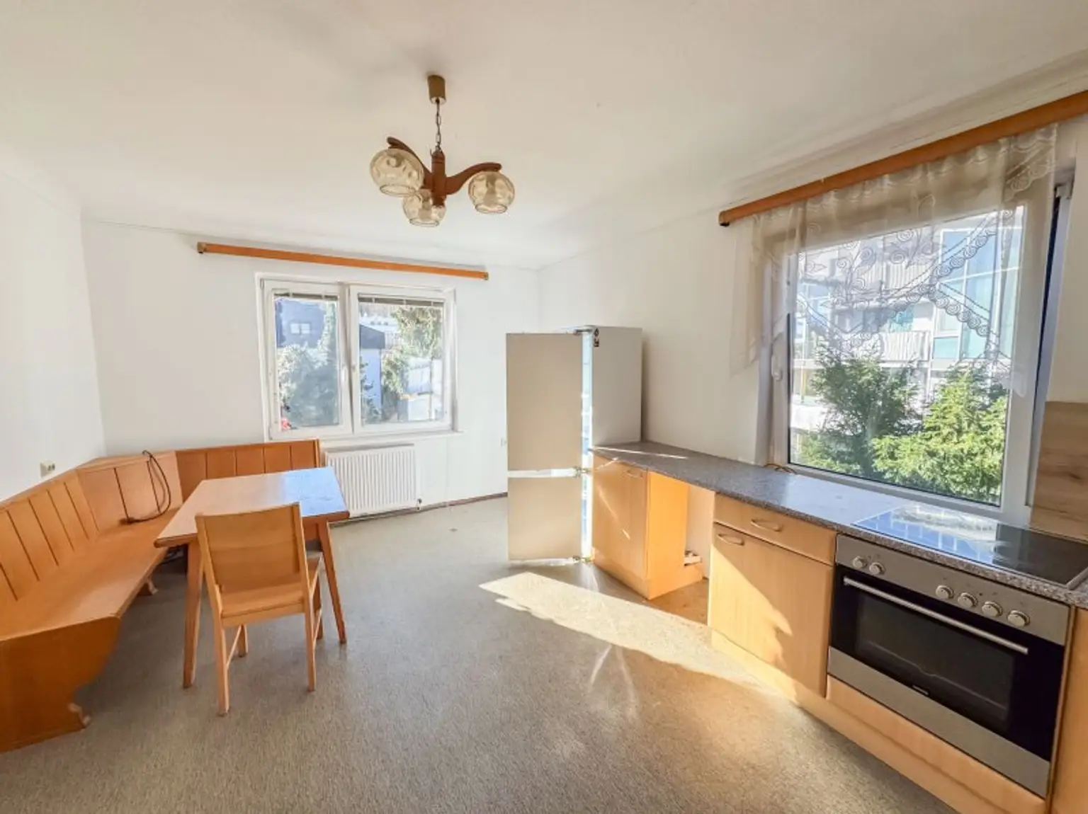 Einfamilienhaus mit 603 m2 Garten beim Auhof Center zu vermieten! Private oder gewerbliche Nutzung möglich! Arbeiterquartier!