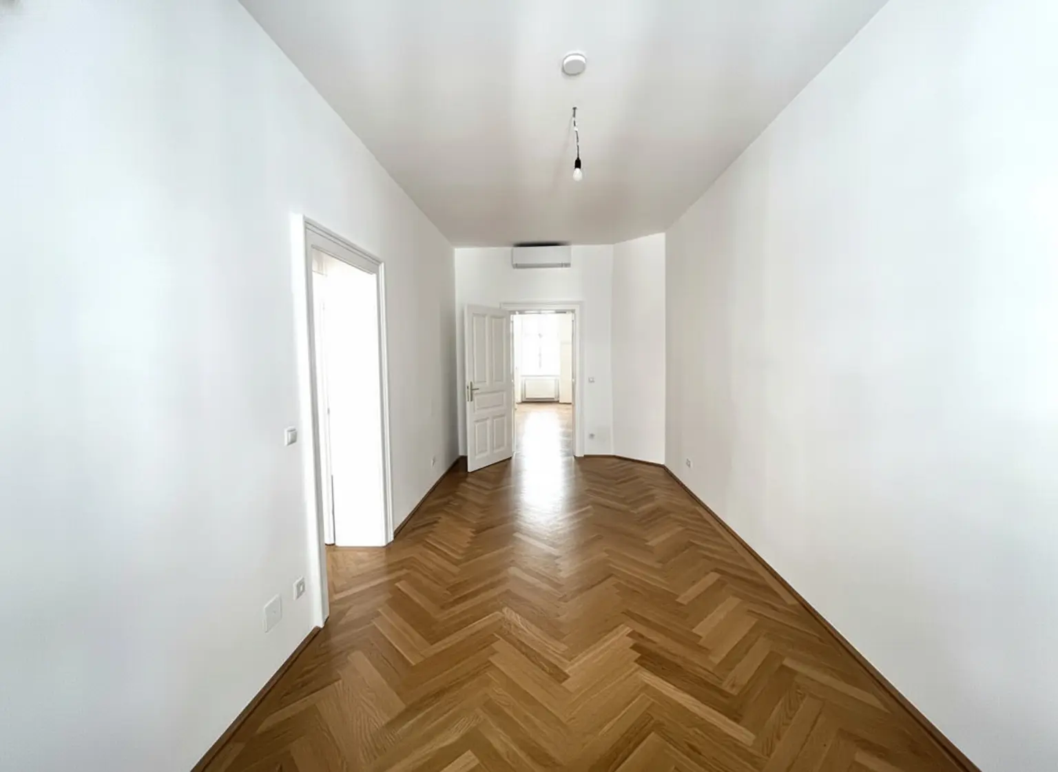 UNBEFRISTET: Klimatisierte Altbauwohnung im Stadtzentrum