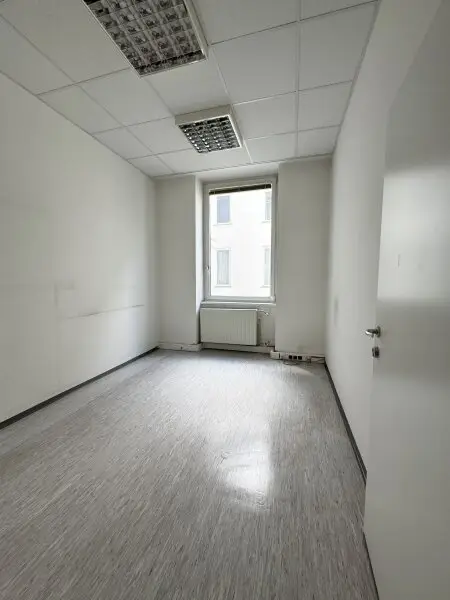 Zentrale Bürofläche mit 10 Zimmern und Stellplatz – ideal für Praxis oder Kanzlei