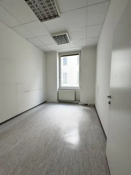 Zentrale Bürofläche mit 10 Zimmern und Stellplatz – ideal für Praxis oder Kanzlei
