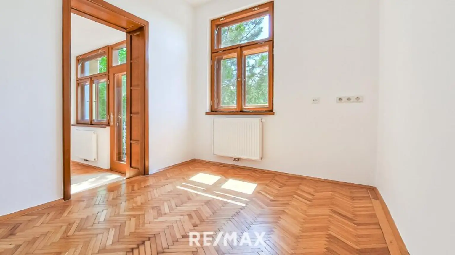 ZIMMER MIT VORZIMMER UND BALKON (OBERGESCHOSS)