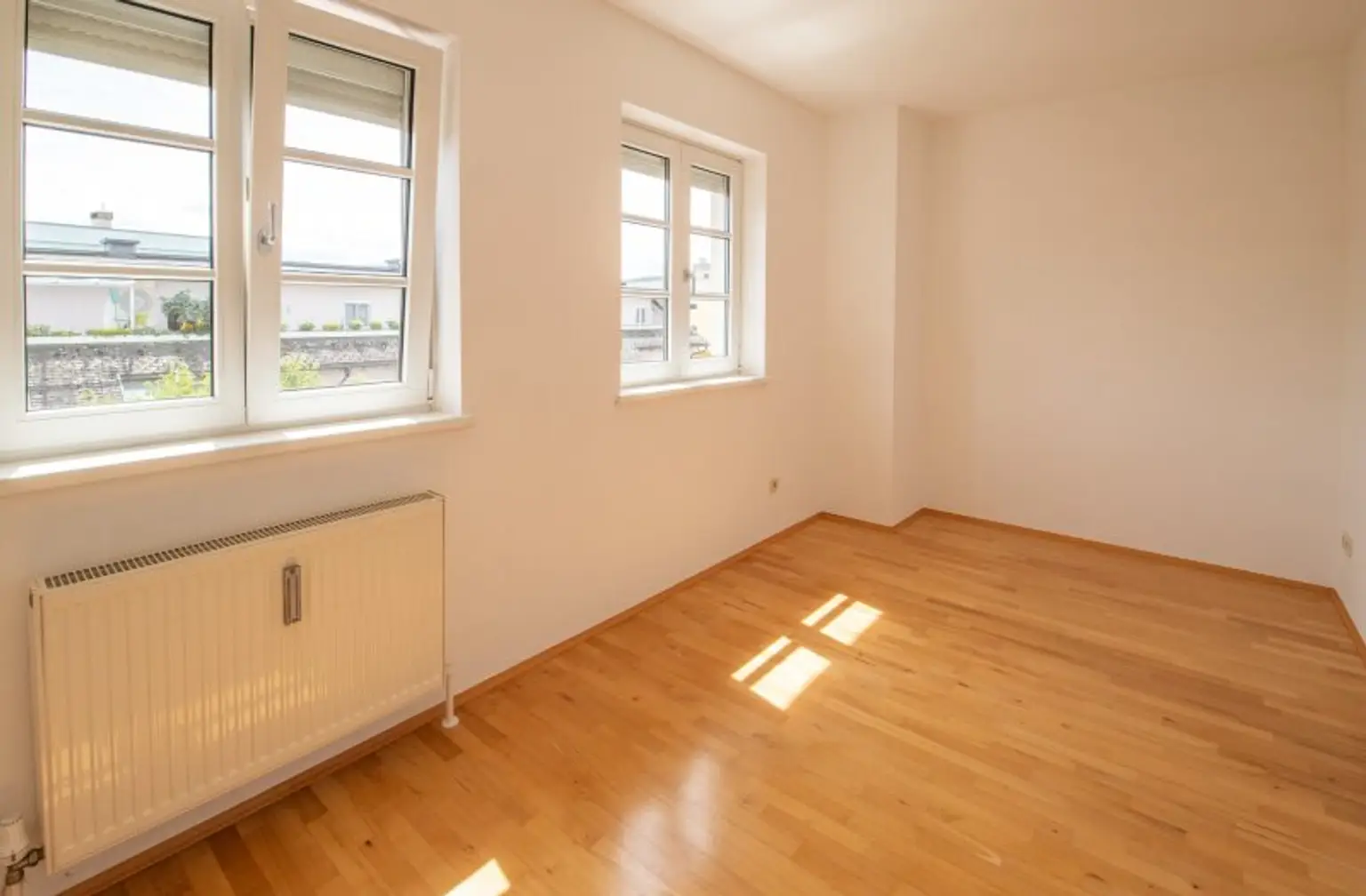 *** Wohnen in Waidmannsdorf *** Großzügige Vierzimmermaisonettewohnung mit Vorgarten & 3 Terrassen