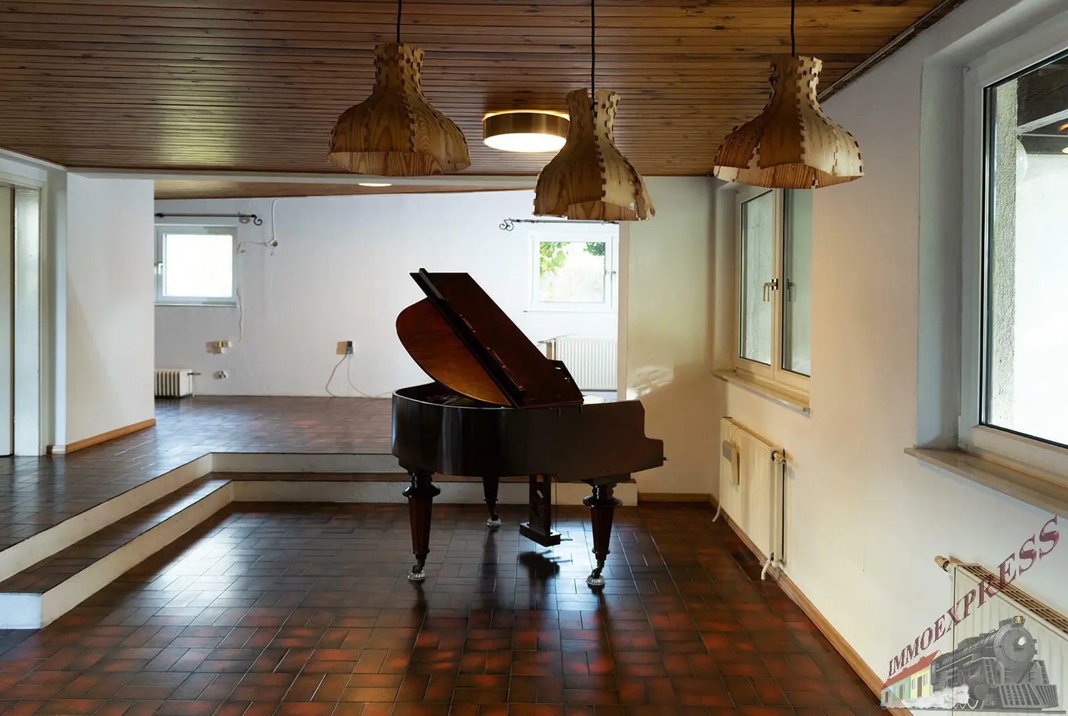 Architektenhaus mit Schwimmhalle in Ruhelage