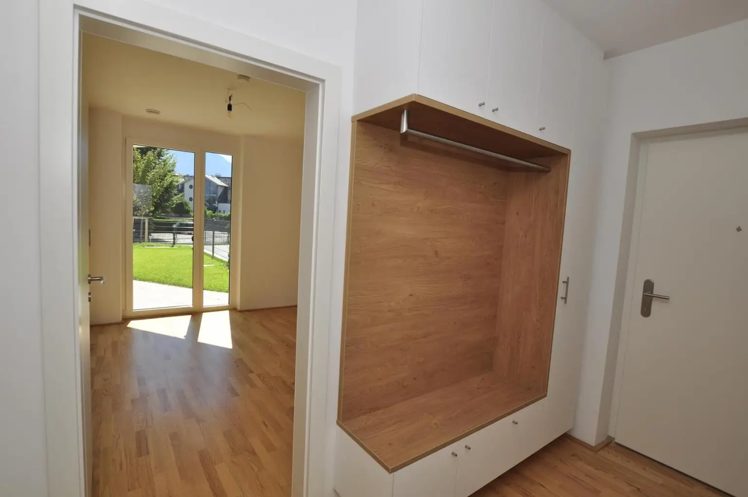 Moderne, sonnige Erdgeschoßwohnung mit Eigengarten und Tiefgarage