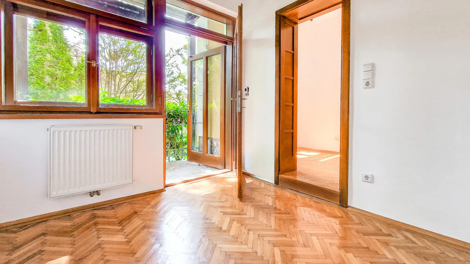 Grüne Oase in Prestige-Lage, Stilvilla mit ca. 1.600 m² Grund, Gästehaus, 2 Garagen und großem Pool