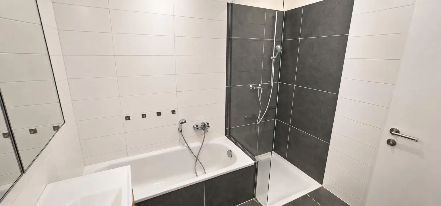 Bad mit Badewanne und Dusche 2. Aufnahme