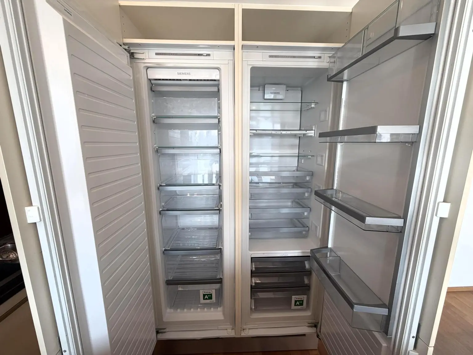 Wohn- / Essküche / Detail Kühl+Tiefkühlschrank