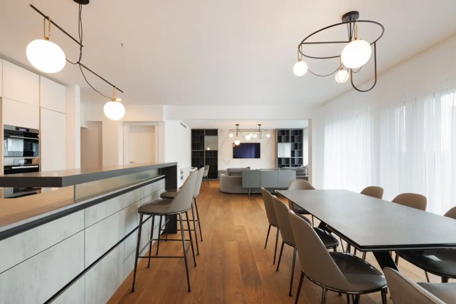 WOHNUNG mit 300 m² Privatgarten im 1190 Wien + Pool und Gym Nähe American Int. School