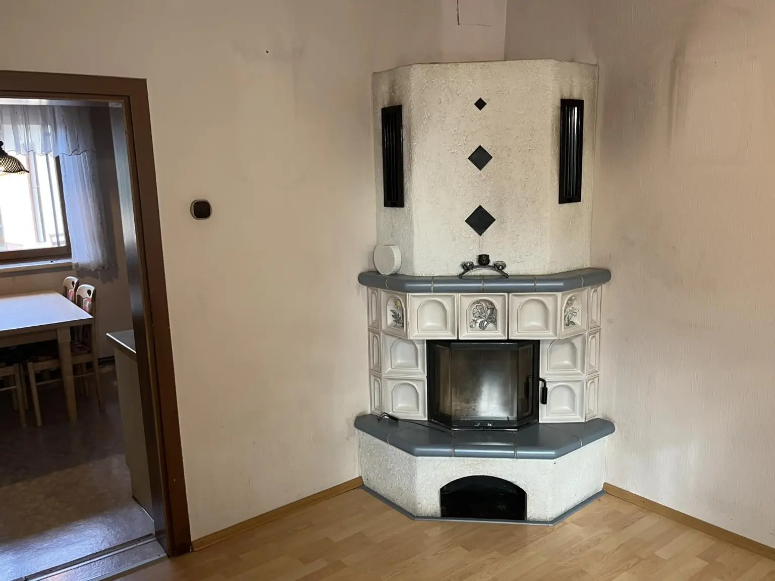 Wohnzimmer mit Kamin