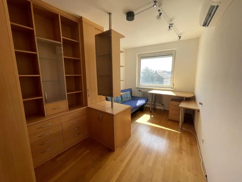 Zentrale 4-Zimmer-Wohnung mit Klimaanlage, Loggia & Ötscherblick