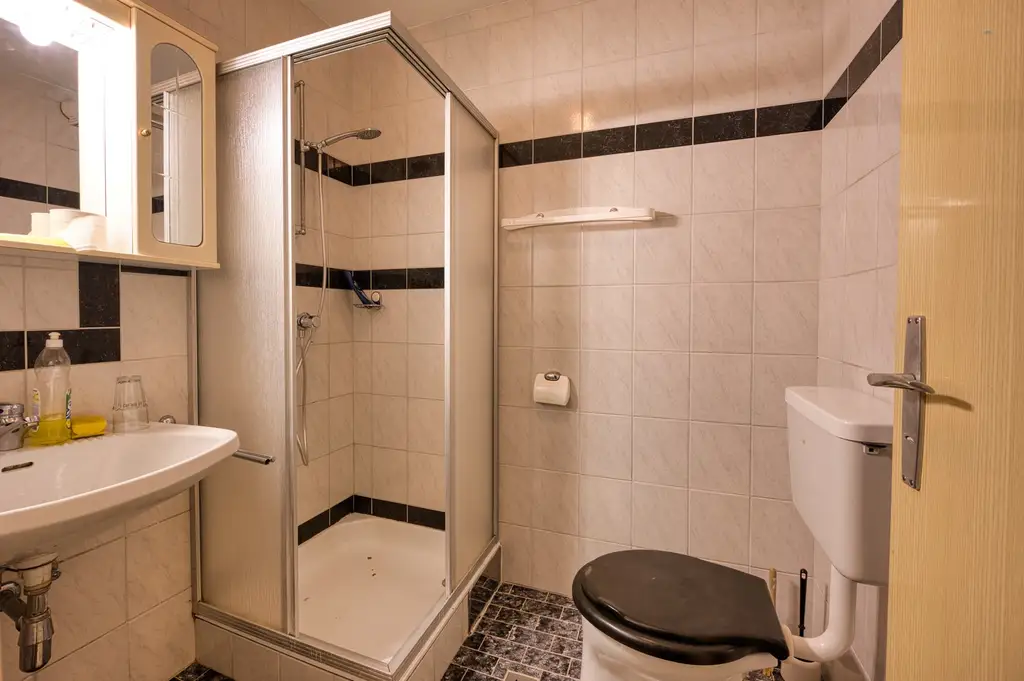 Reiterhof. Vierkanter. Wirtshaus. Zimmervermietung. Wohnungen. Natur.