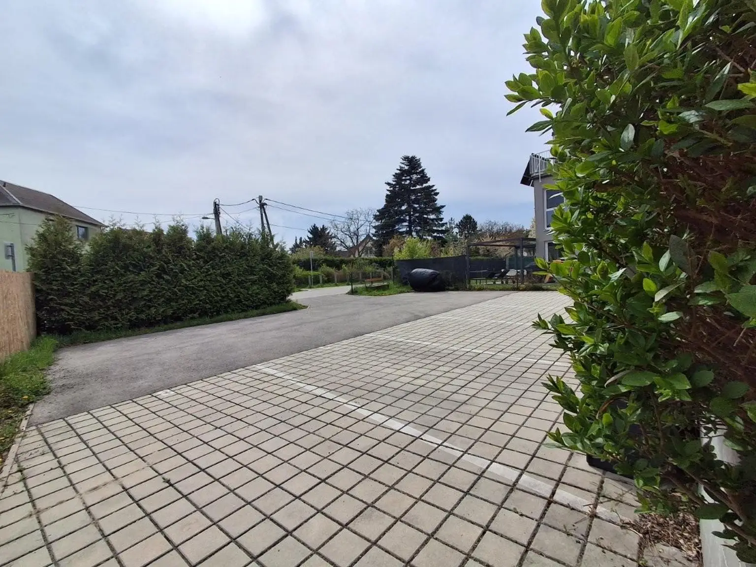 38 Parkplatz vor der Tür RH 1220