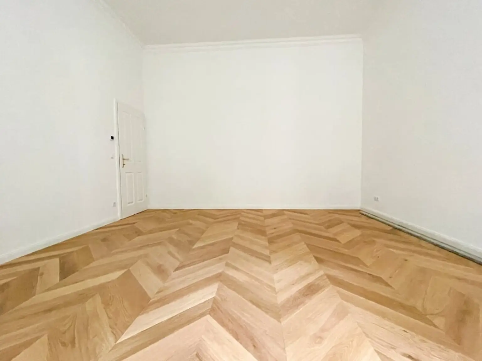 GENERALSANIERTE ALTBAUWOHNUNG: komplett hofseitige 2-Zimmerwohnung