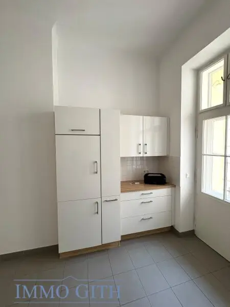 EXKLUSIVE ALTBAUWOHNUNG MIT 2 BALKONEN UND TRAUMBLICK ÜBER WIEN – 258 m² IN BESTLAGE DES 4. BEZIRKS UNBEFRISTET ZU MIETEN!