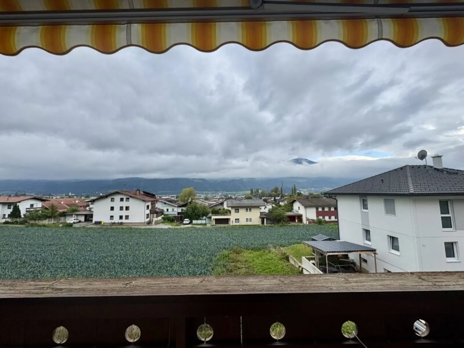*geräumige 3 Zimmer Wohnung mit extra Küche und Balkon!  Super schöne Aussicht inkludiert!