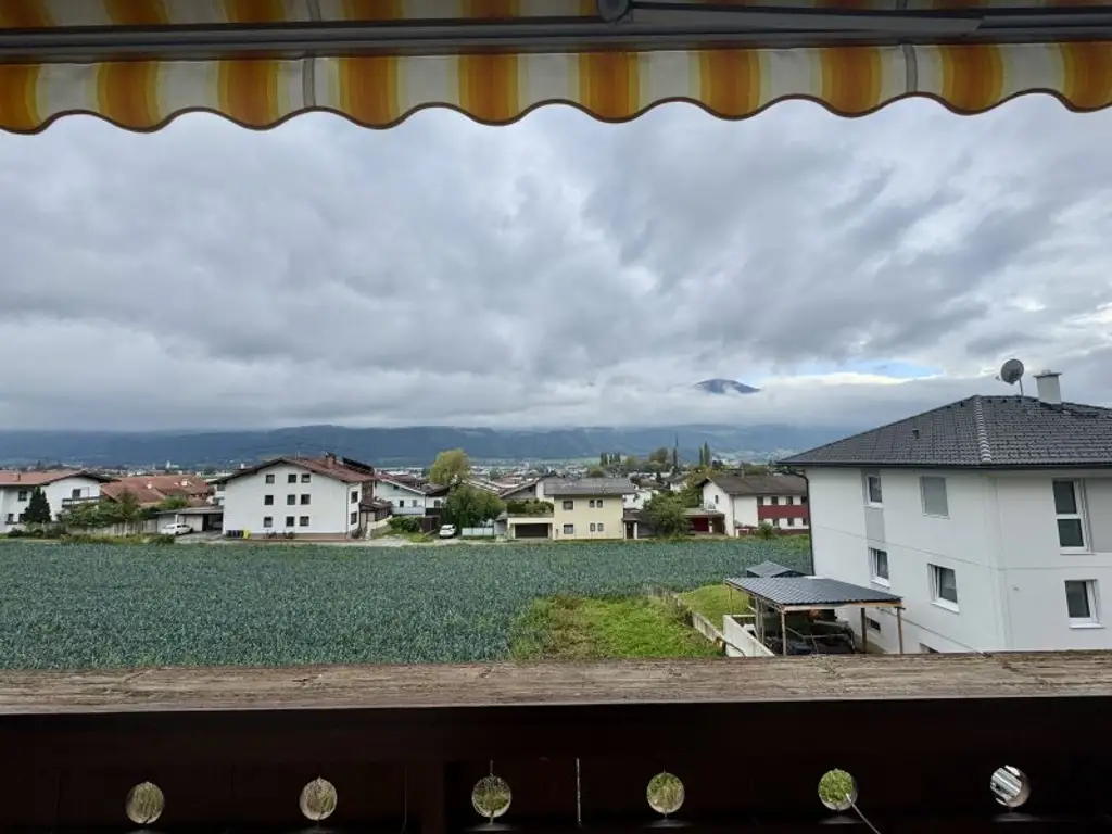 *geräumige 3 Zimmer Wohnung mit extra Küche und Balkon!  Super schöne Aussicht inkludiert!