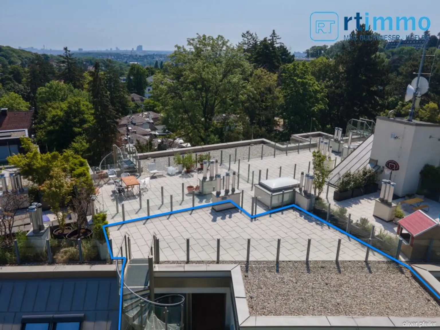 LEBENSGEFÜHL PUR - DACHGESCHOSSWOHNUNG MIT GROSSZÜGIGEN TERRASSEN IM GRÜNEN UND 2 GARAGENSTELLPLÄTZEN