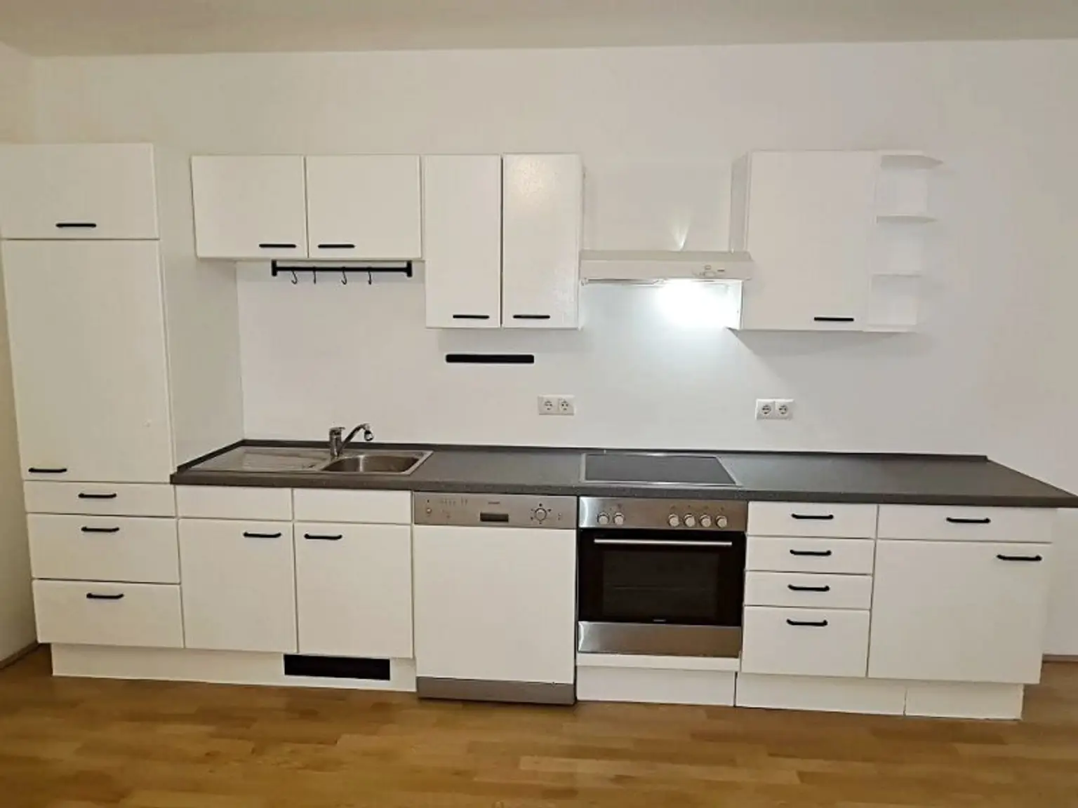 LORYSTRASSE, U3-Nähe, 61 m2 Neubau mit 80 m2 Terrasse, Wohnküche, 1 Zimmer, Duschbad, Parketten, 1. Liftstock