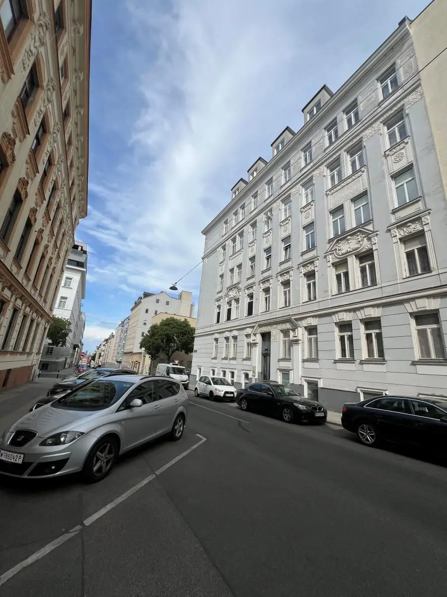 9u | TRAUMHAFTE Dachgeschosswohnung - Top Zustand, Terrasse mit Ausblick | Prima Service Immobilien