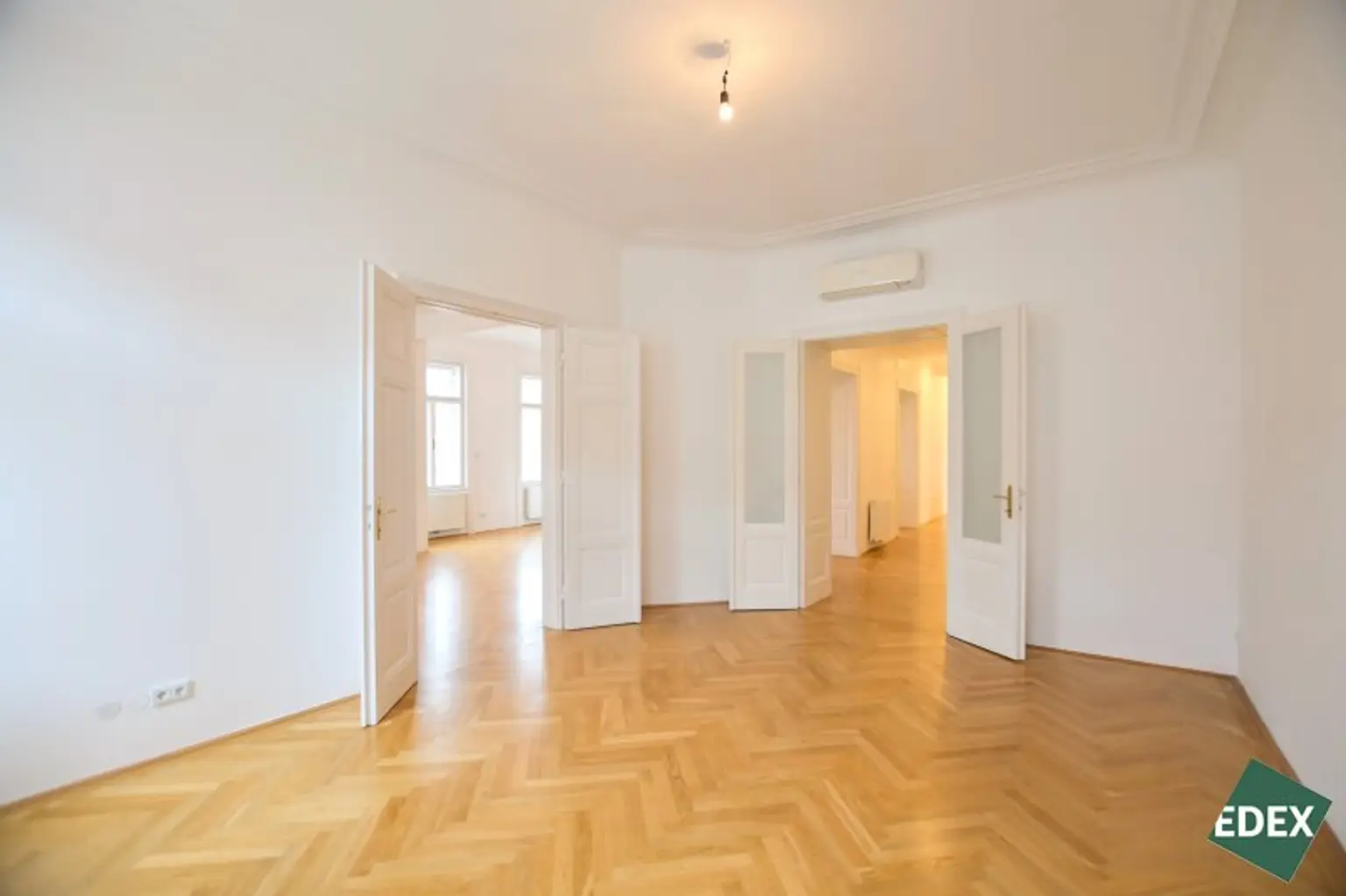 6-Zimmer Altbauwohnung mit Balkon und Klimaanlage in attraktiver Lage des 7. Bezirks