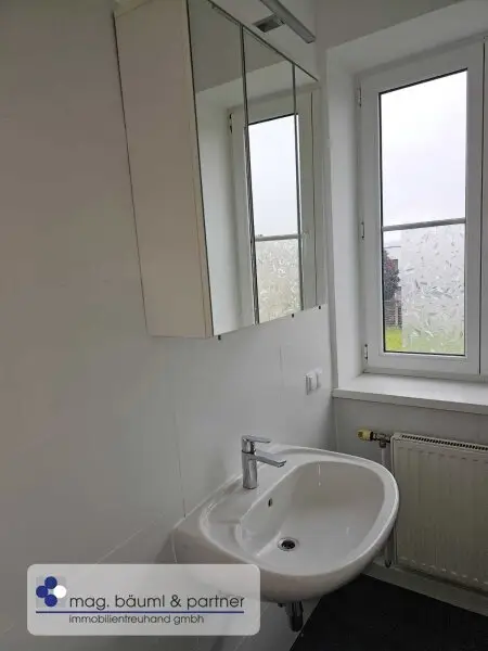 3 geräumige Zimmer, Küche mit Essplatz, Gartennutzung und PKW Stellplatz