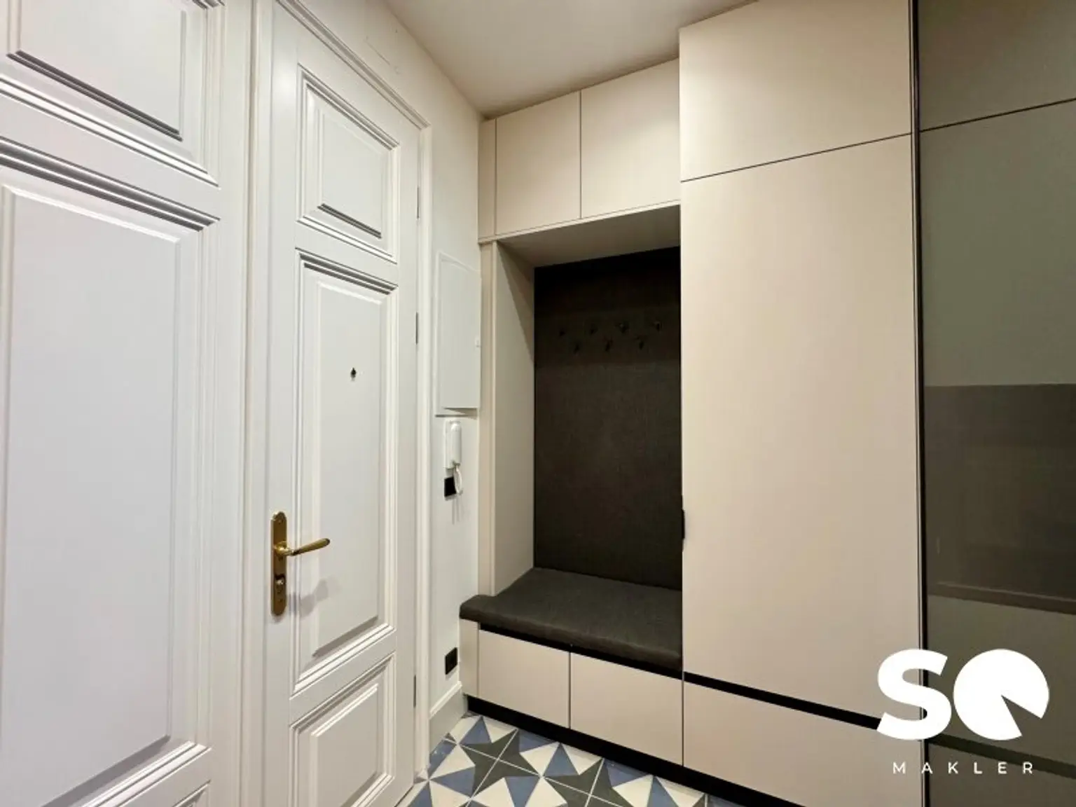 #SQ - ERSTBEZUG: STYLISHE & LUXURIÖSE ALTBAUWOHNUNG AM GETREIDEMARKT!