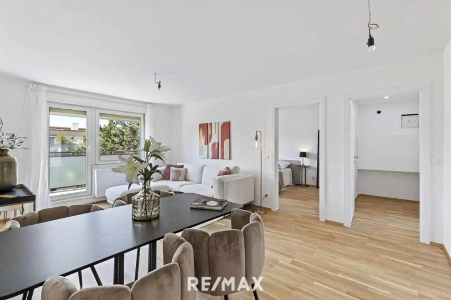 Erstbezug DG-Wohnung, 2 Terrassen, ruhig gelegen, Garage möglich.