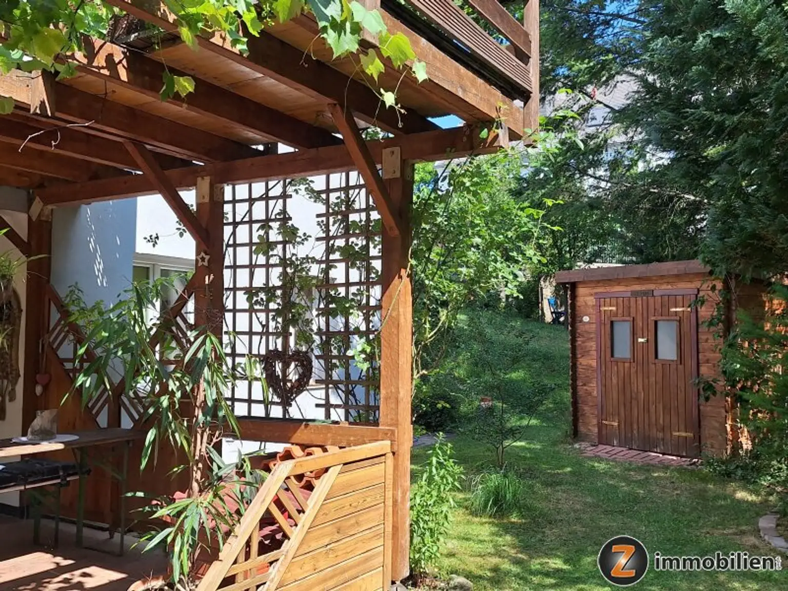 Gepflegtes Landhaus mit Naturgarten zum Sofortbezug
